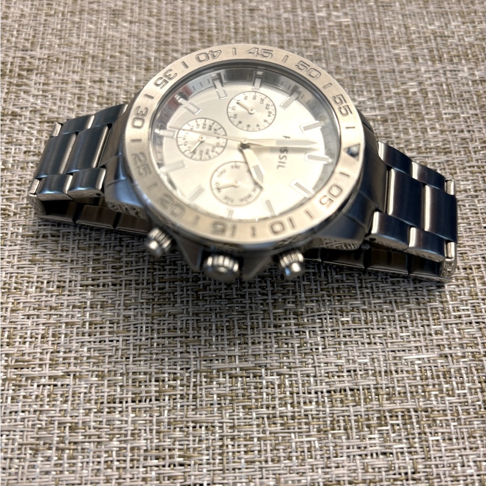 Men’s classic Fossil silver stainless steel watch.
